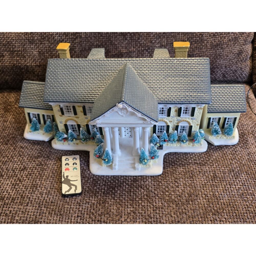 Elvis “Graceland At Christmas” Vintage Decor Light Up Mansion Musical W/ Remote